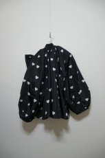 画像4: VIVIANO Heart Pattern Ribbon Collar Top (4)