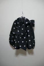 画像1: VIVIANO Heart Pattern Ribbon Collar Top (1)