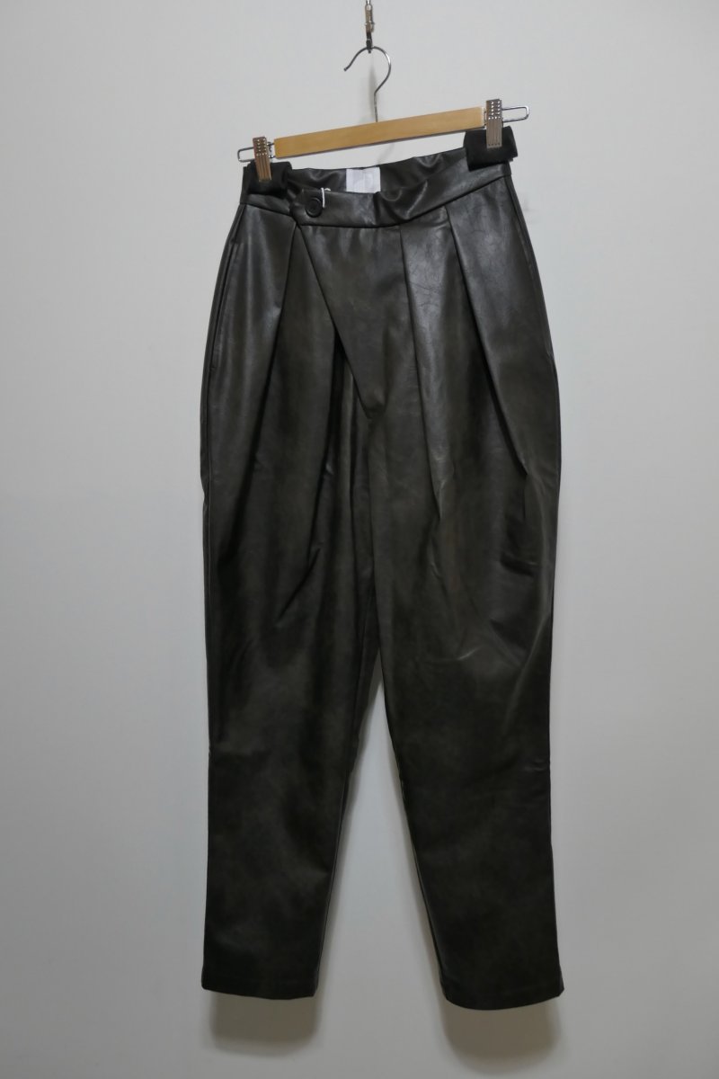 画像1: DECO depuis1985 FAKE LEATHER TUCK PANTS (1)