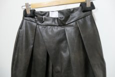 画像2: DECO depuis1985 FAKE LEATHER TUCK PANTS (2)